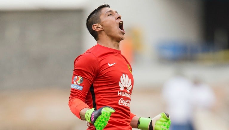 Hugo González festeja un gol de América