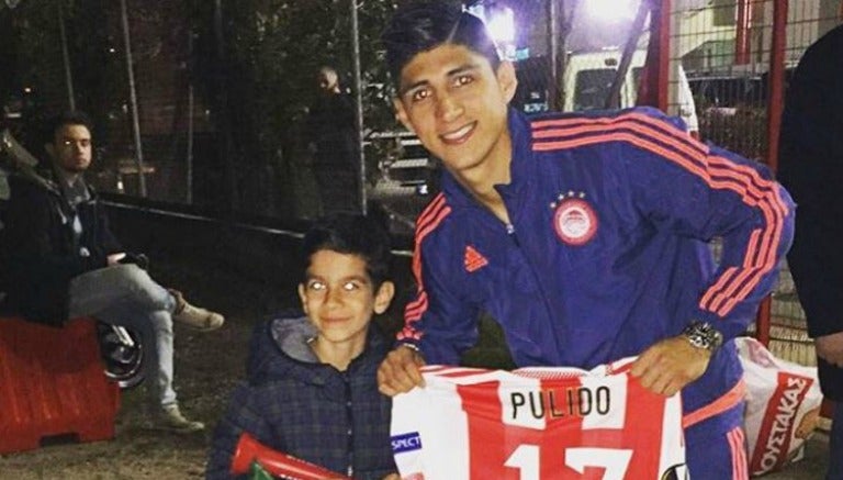 Momento en que Alan Pulido regala su camiseta