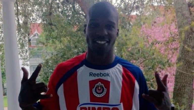 Chad Ochocinco posa con playera de Chivas