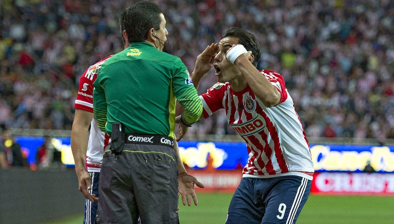 Omar Bravo reclama el gol invalidado contra América