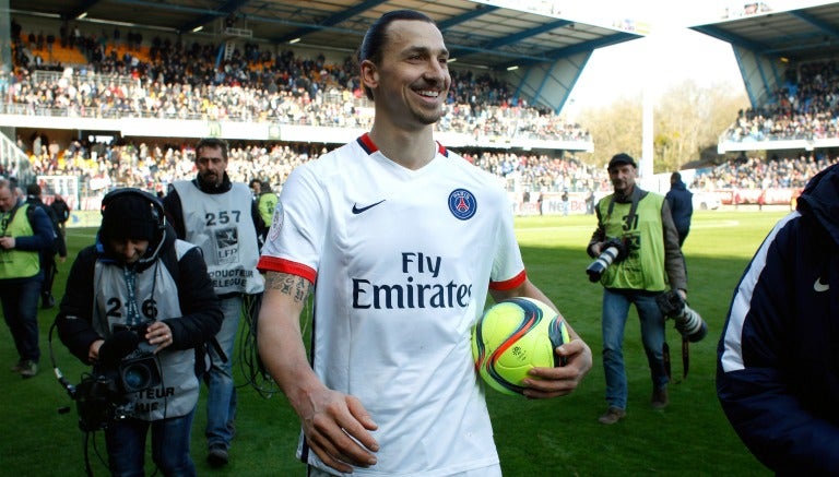 Zlatan celebra tras ganar el título con el PSG