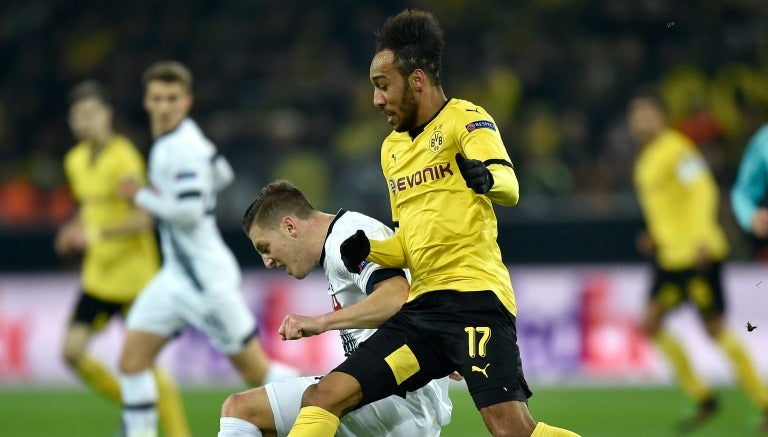 Aubameyang pelea un balón en partido de la Europa League