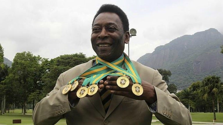 Pelé posa con varias medallas