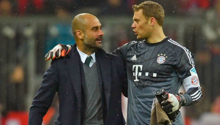 Guardiola y Neuer, en una charla después de un duelo