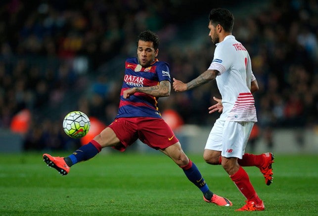  Dani Alves peleando un esferico al francés Benoit Tremoulinas 