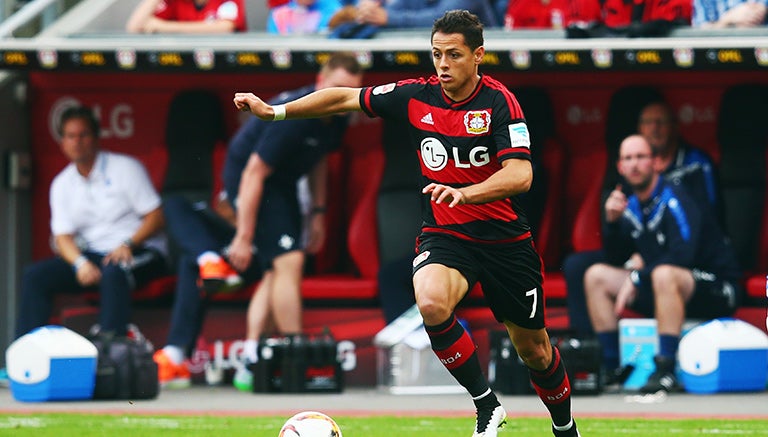 Chicharito en un partido con Bayer 