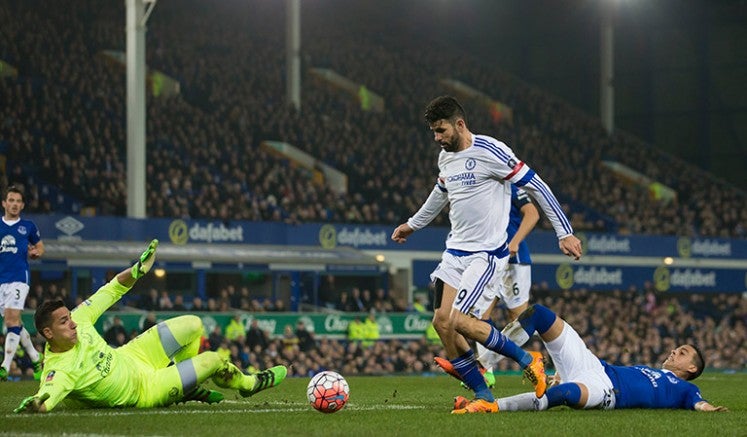 Diego Costa, Joel Robles y Ramiro Funes Mori durante el juego Chelsea contra Everton en la Copa FA 