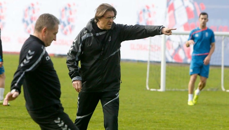 Sergio Egea dirige un entrenamiento del Real Oviedo