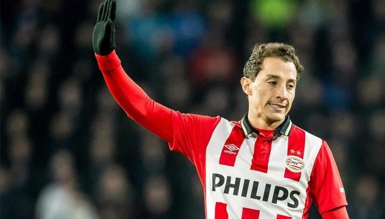 Andrés Guardado en un partido con el PSV Eindhoven