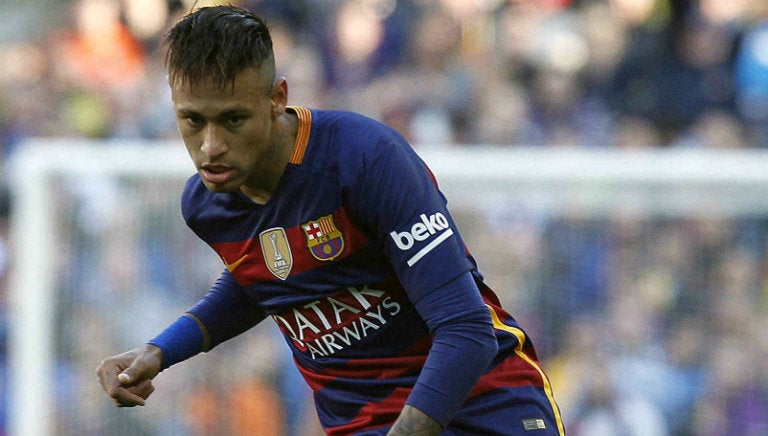 Neymar da un pase durante juego del Barcelona