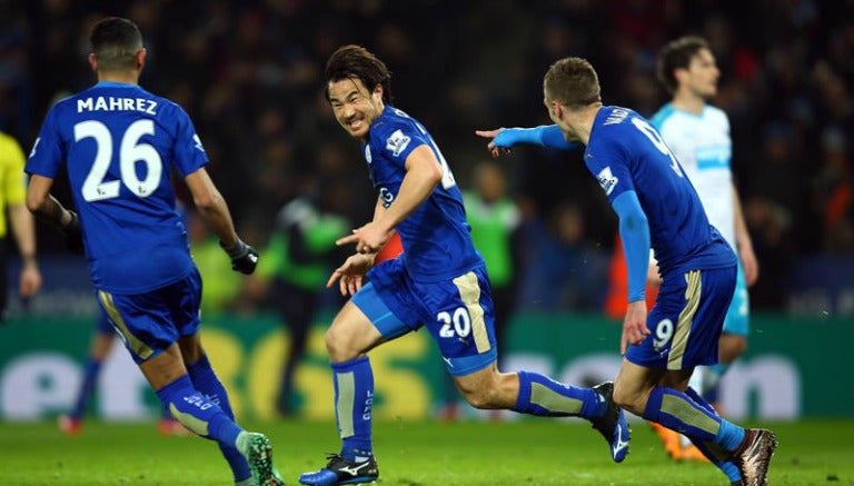 Okazaki festeja el gol con Leicester