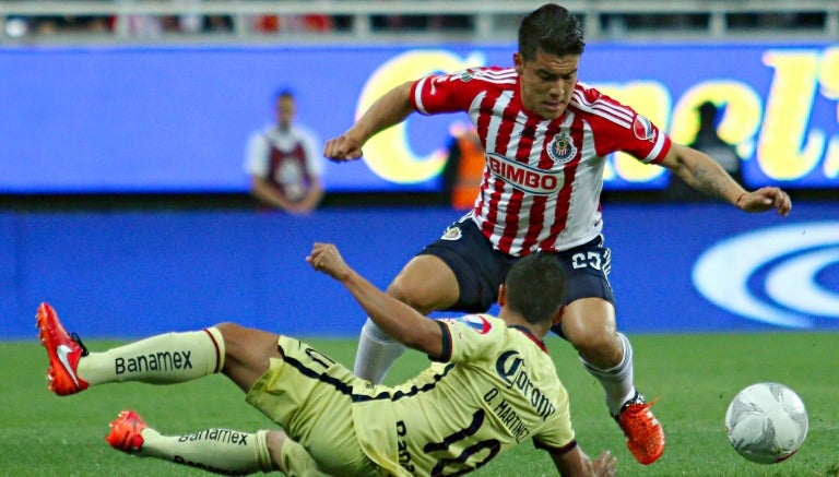 Michael Pérez disputando el Clásico Nacional