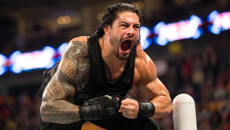 Roman Reigns hace su entrada en Raw