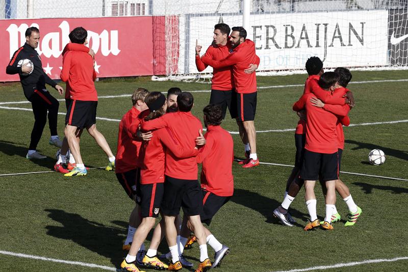 Jugadores del PSV durante entrenamiento, previo a juego contra Atlético