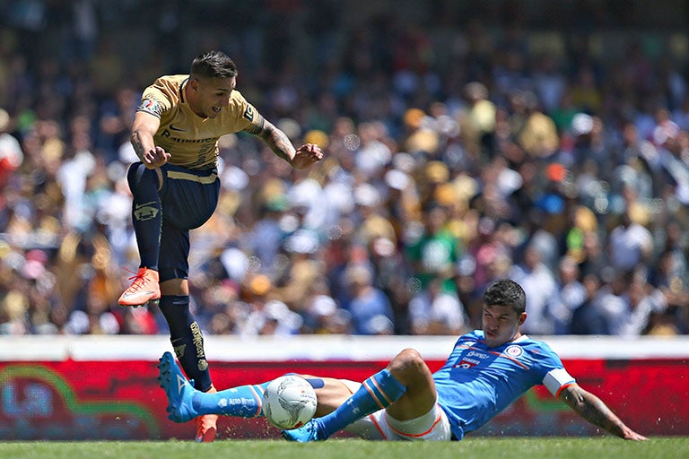 Francisco Rodriguez barriéndose a Ismael Sosa para recuperar el balón 