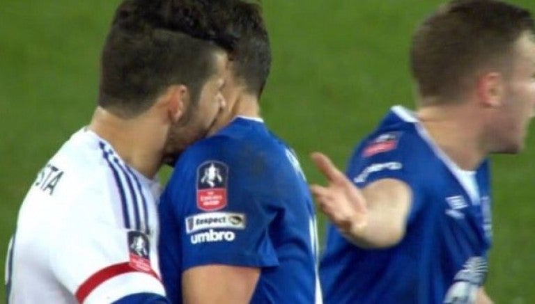 Diego Costa muerde a Gareth Barry en el cuello