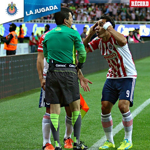 Bravo reclama el primer gol anulado a Chivas