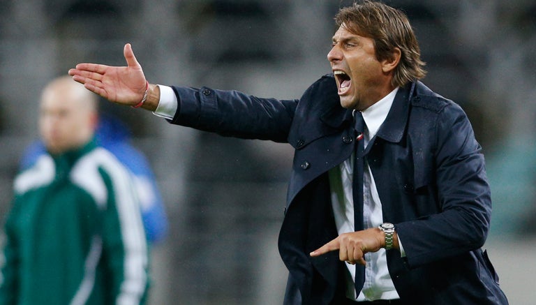 Conte dirige un partido de la selección italiana