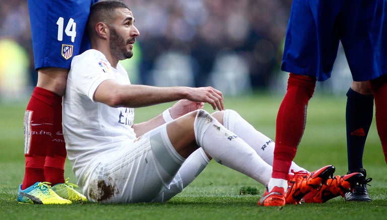 Benzema cae al césped en el Derbi de Madrid