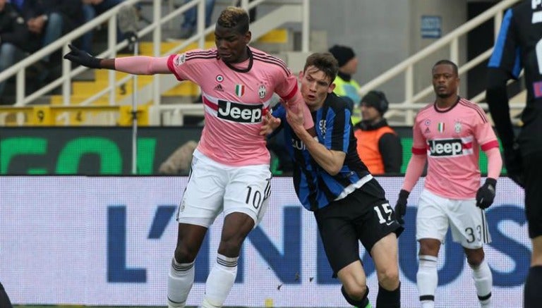 Pogba intenta superar a un defensor en partido de la Juventus