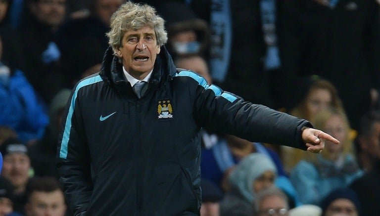 Manuel Pellegrini dando instrucciones a sus jugadores en Champions