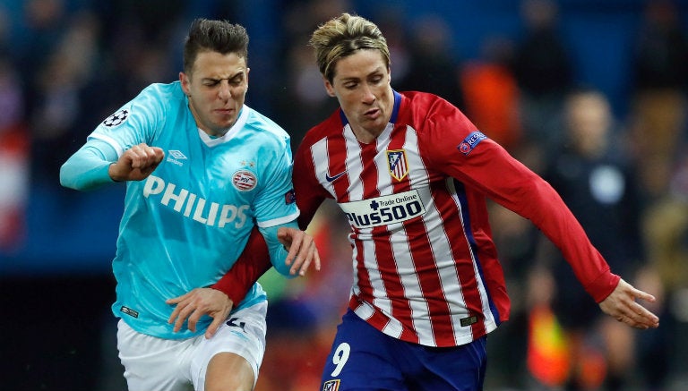 Fernando Torres compite por el balón en partido contra PSV