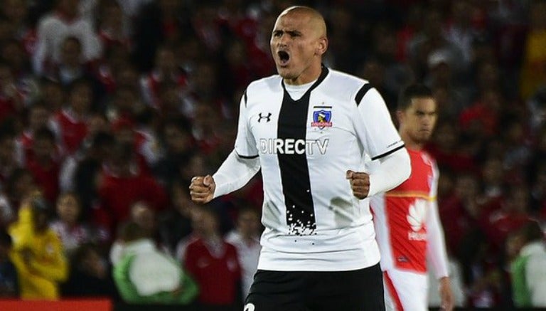 Humberto Suazo, disputando un encuentro con Colo Colo