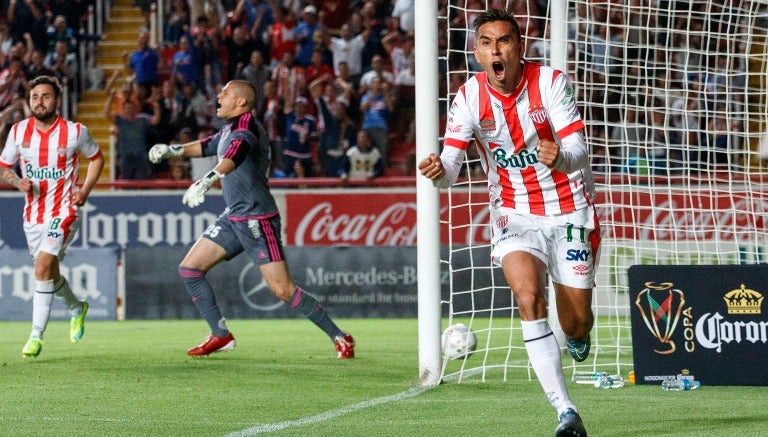 Jesús Isijara festejando su anotación contra Xolos