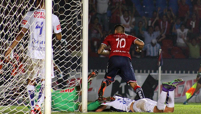 Albín al momento de marcarle a Pachuca