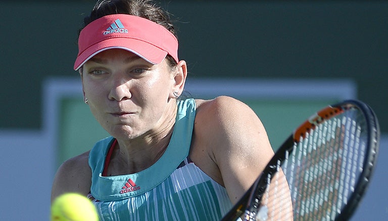 Simona Halep regresa un tiro de Barbora Strycova