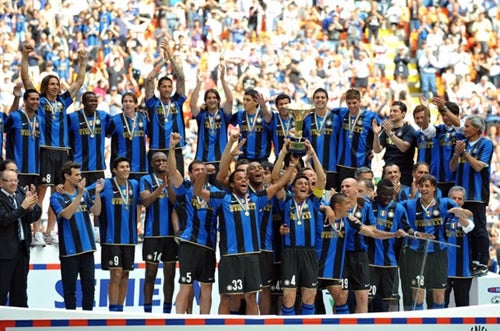 Zlatan, con sus compañeros del Inter en la entrega del trofeo de la Serie A