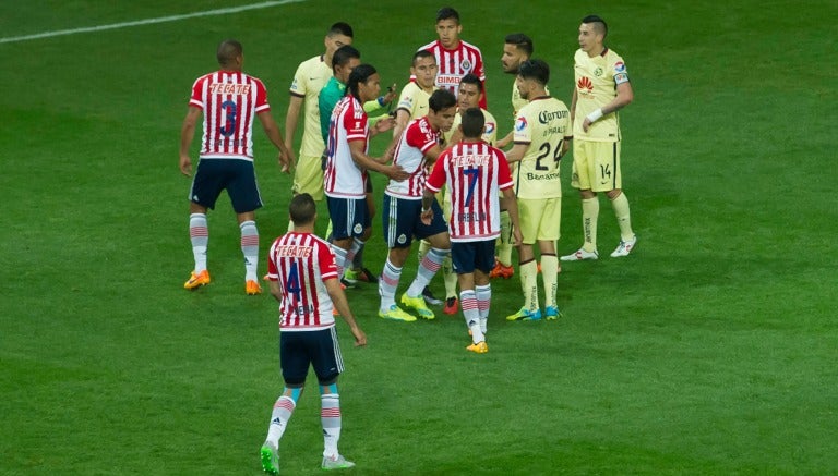 Jugadores de Chivas y América tras una confrontación en el Clásico del C2016