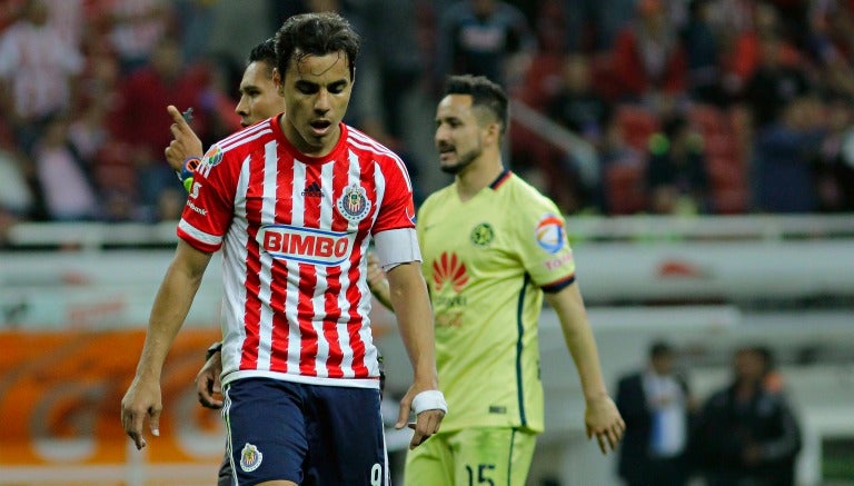 Omar Bravo durante el Clásico Nacional del Clausura 2016