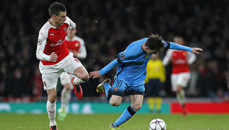 Koscienly presiona a Lionel Messi