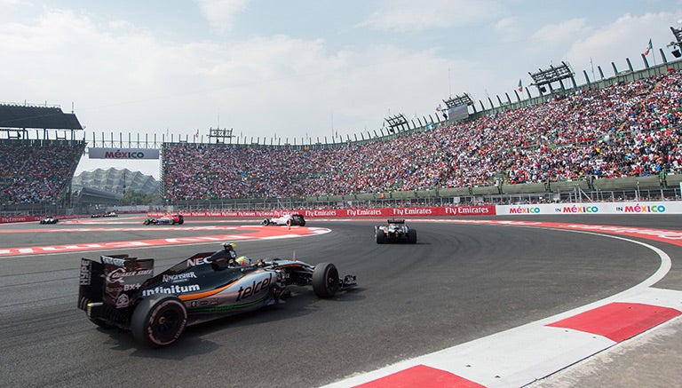 Checo Pérez, atravesando el Foro Sol durante el GP de México 2015