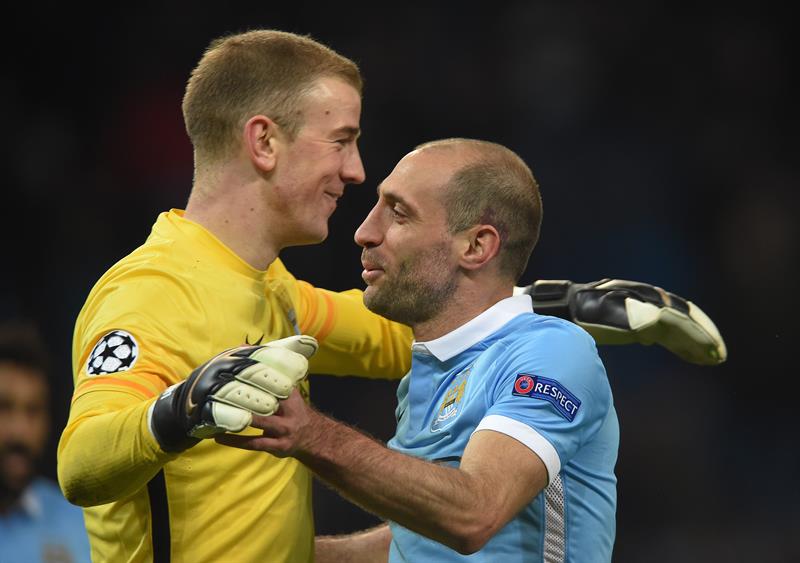 Zabaleta y Hart se abrazan tras conseguir el pase a Cuartos de Final