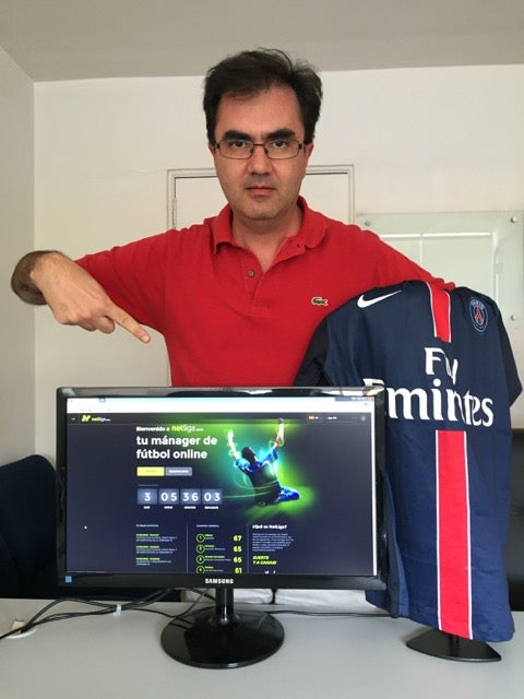 Guillermo Gómez presume su premio, el jersey del PSG