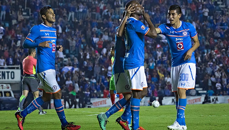 Guerrón celebra gol con sus compañeros