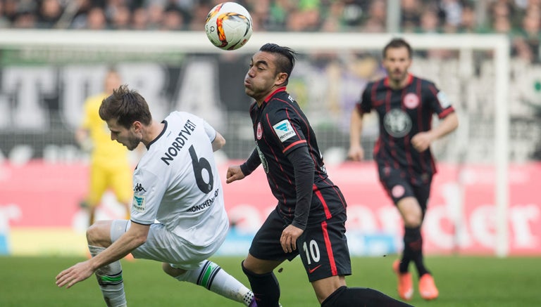 Marco Fabián controla el balón en partido de la Bundesliga