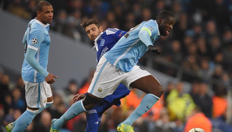 Yaya en un duelo de Champions con el City