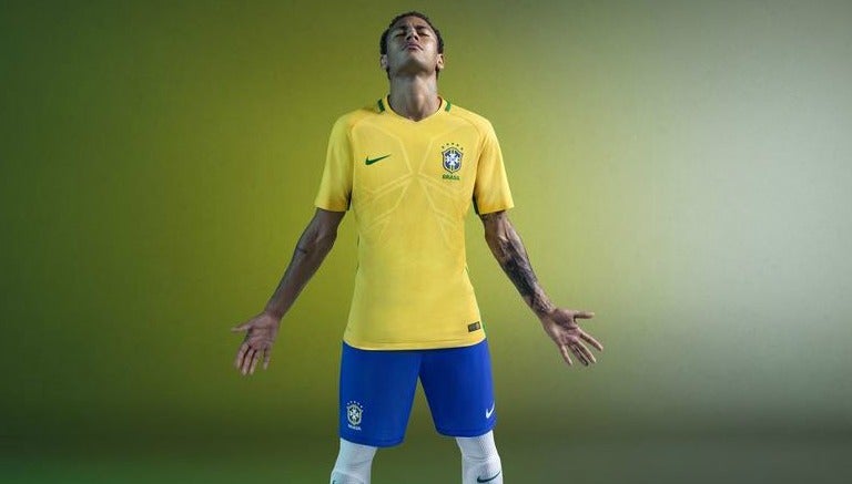 Neymar porta el nuevo uniforme de Brasil