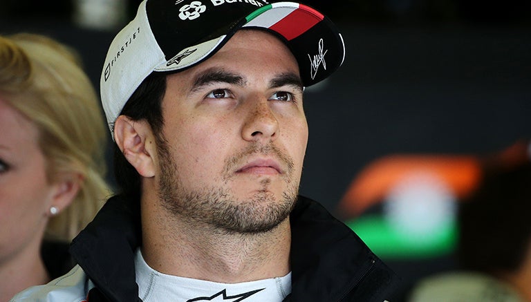 Checo Pérez observa la P1 en el garage