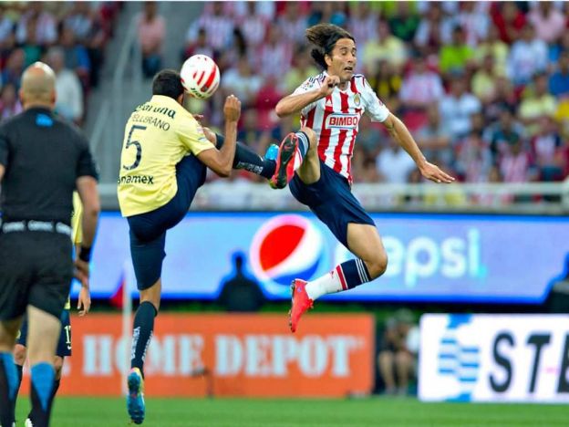 De Nigris pelea el balón en el Clásico