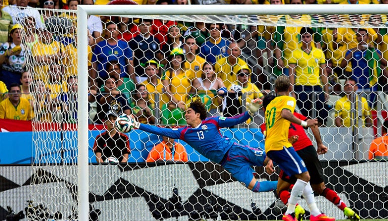 Ochoa realiza gran atajada a cabezazo de Neymar 