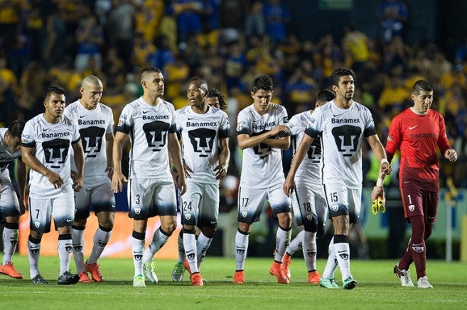 Jugadores de Pumas tras el juego contra Tigres de la J10 del C2016