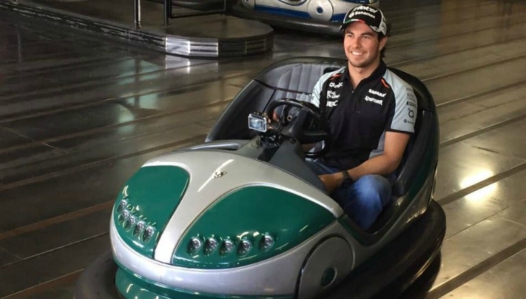 Checo Pérez manejando en los carros chocones del Luna Park