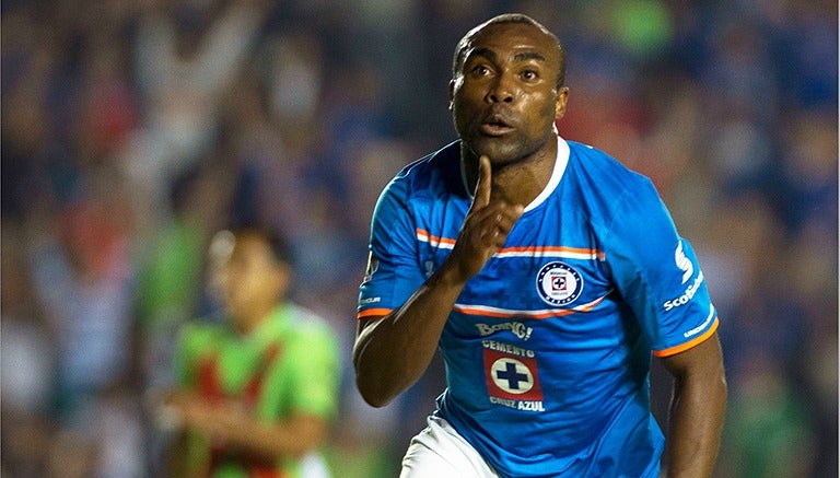 Joffre Guerron celebra su gol con Cruz Azu en la Copa Corona MX