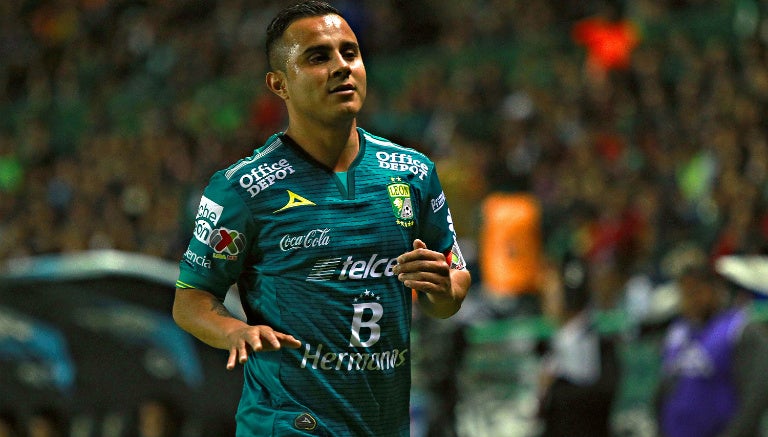 Luis Montes en partido con León