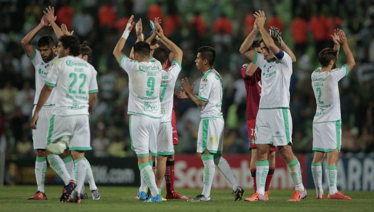 Jugadores de Santos aplauden a la tribuna