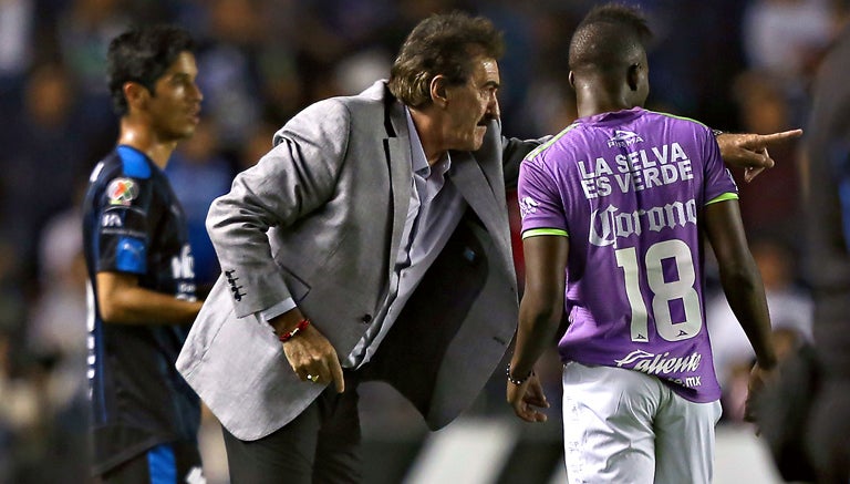 La Volpe da indicaciones a su jugador